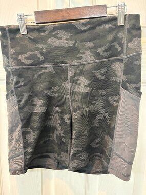 🔥 Fabletics PowerHold Dark Camo Mesh-Pocket 7" Biker Shorts • Size XL
